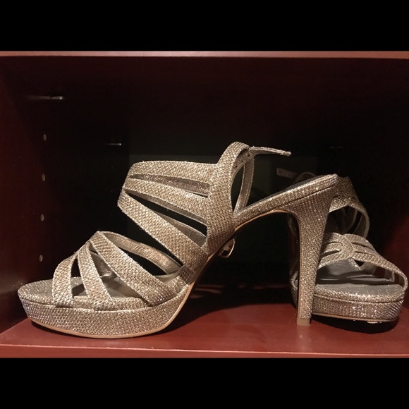 Gold and glitz! - Picture 1 of 3